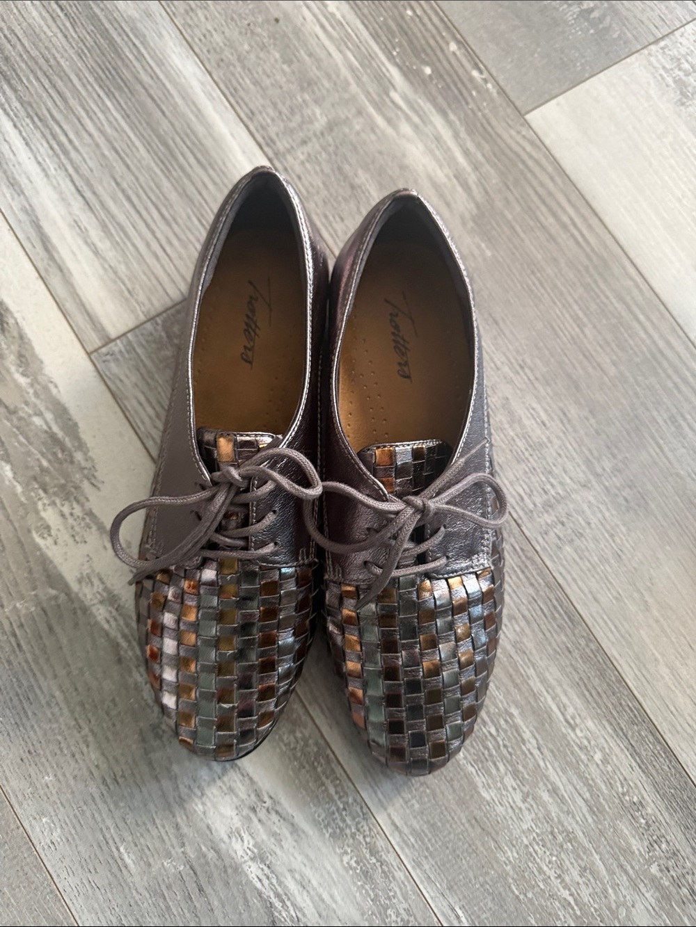Trotters Women's Metallic Woven Multi-Tone Gray Lace-Up Flats